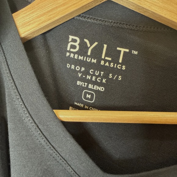 NEW BYLT Drop Cut S/S V-Neck T-Shirt Mens M Navy Blue Performance Stretch Work - Picture 3 of 8